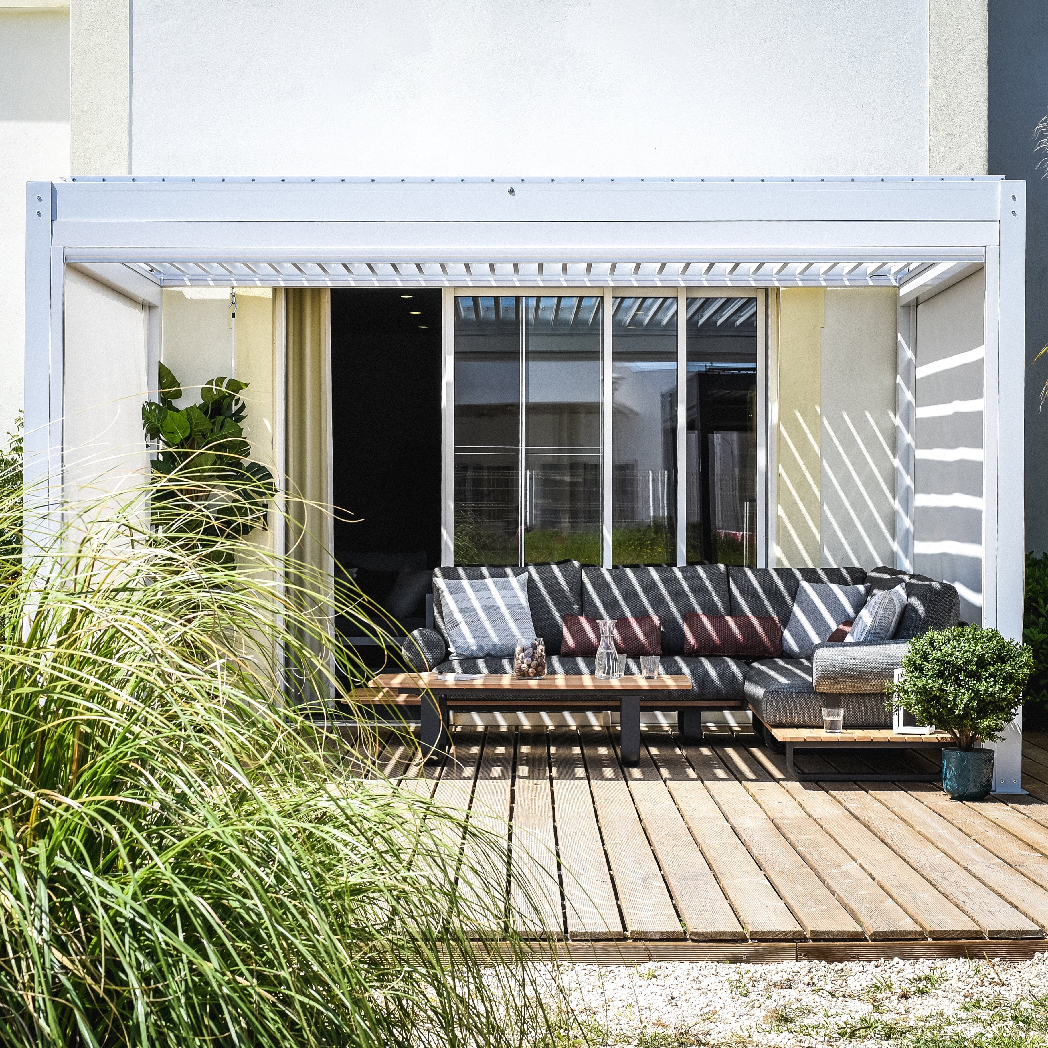 Veranda vs Pergola: The Ultimate Guide to Transforming Your Outdoor Space