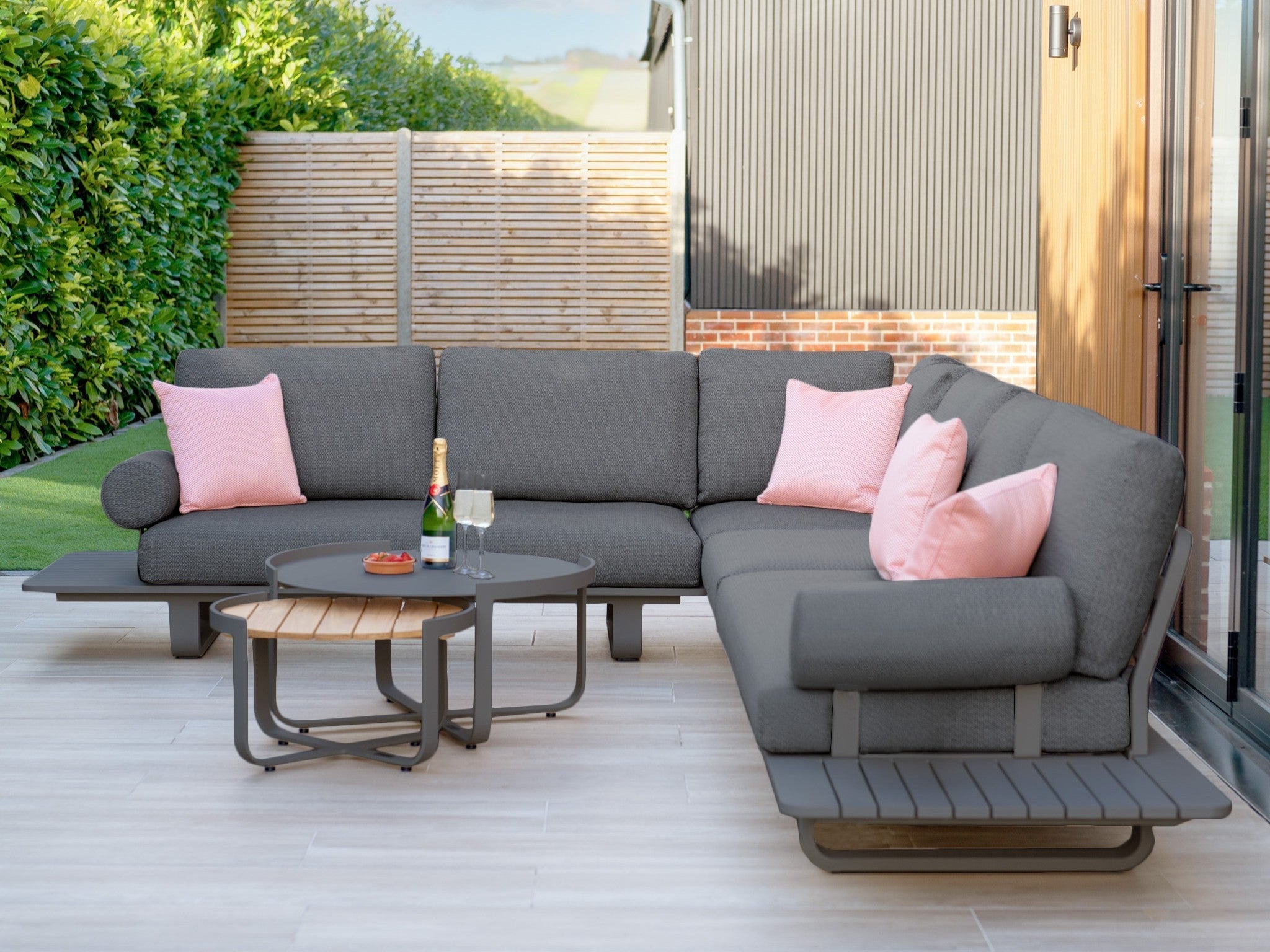 22 Inspiring Covered Decking Ideas to Transform Your Garden