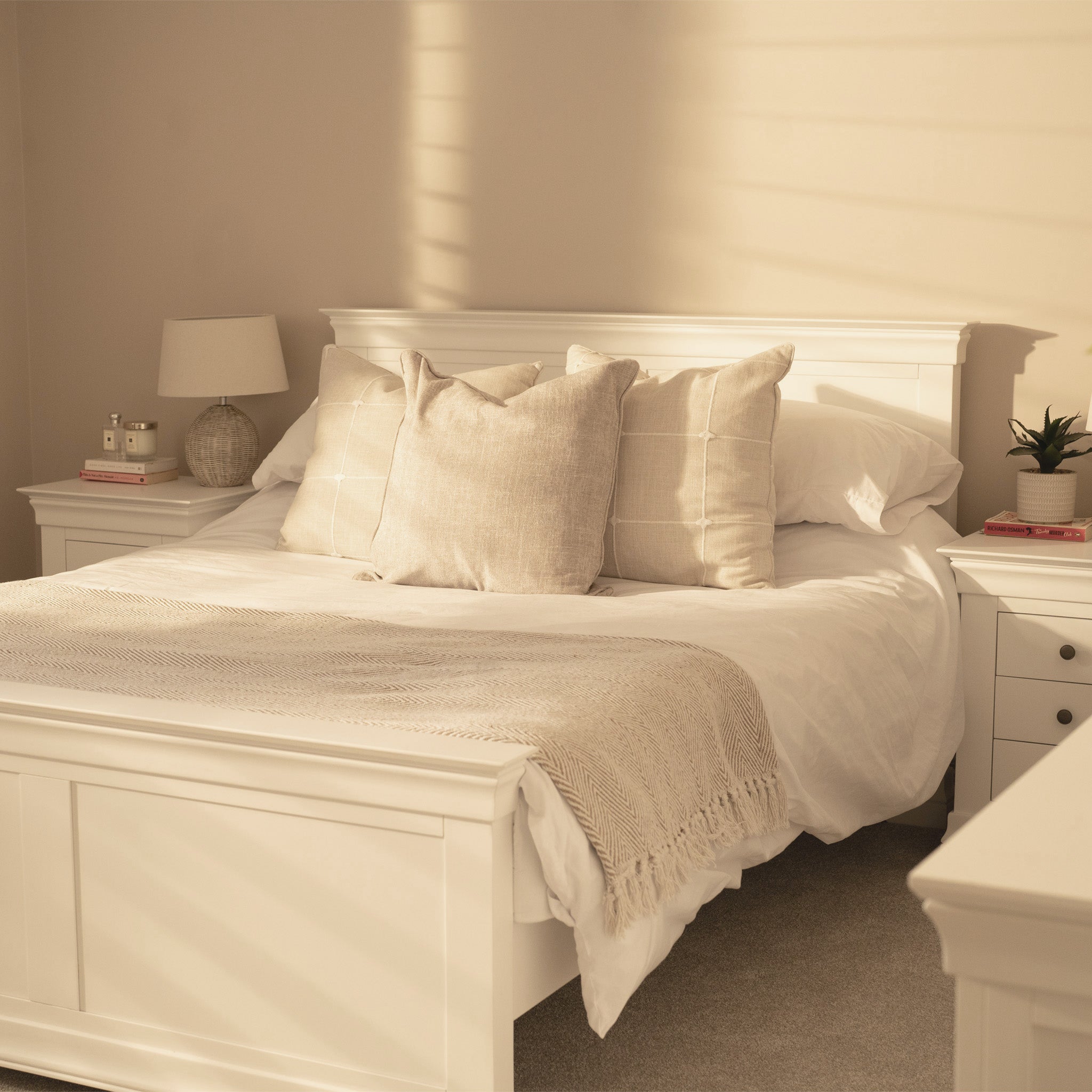 Chalbury 5ft High-End Kingsize Bed Frame in Warm White