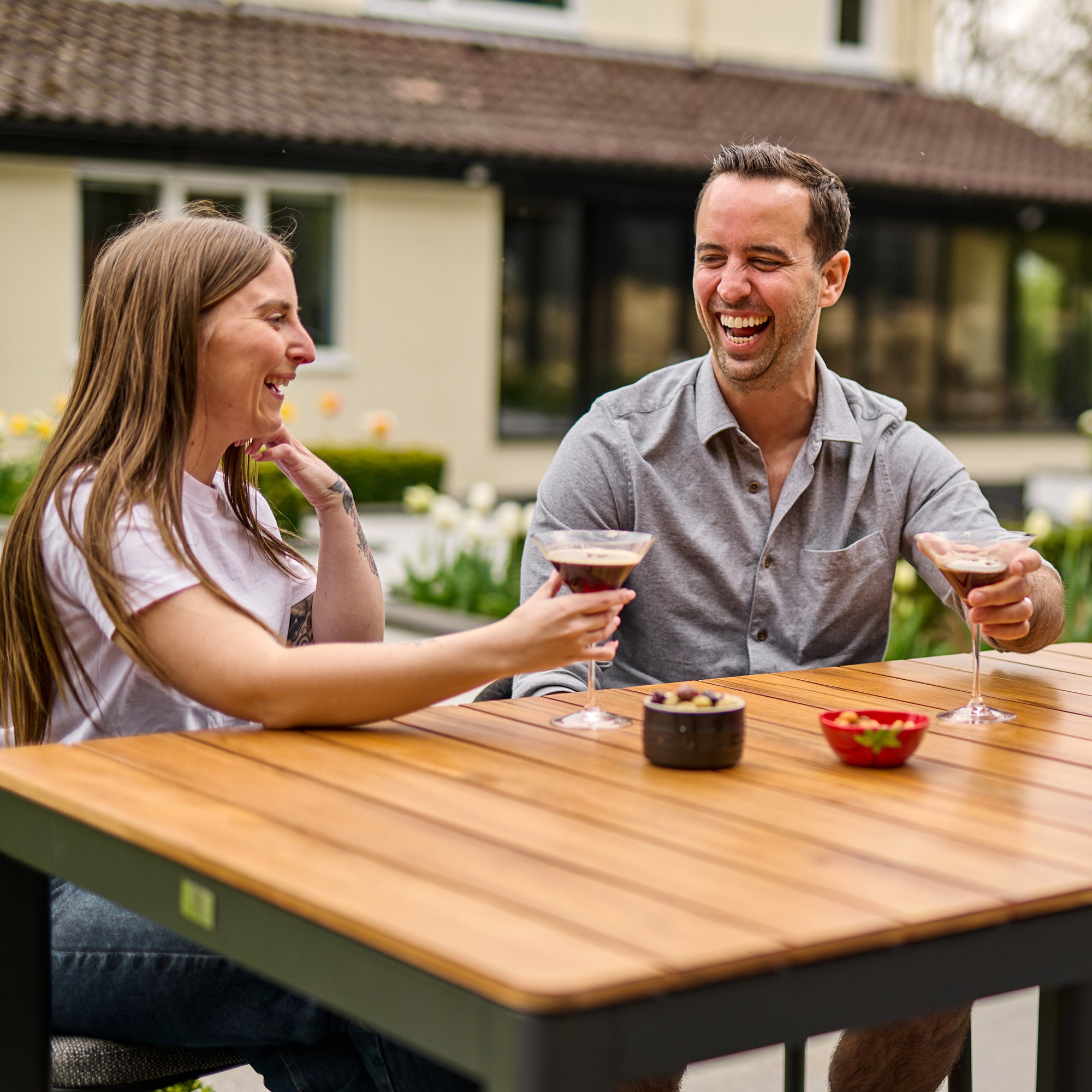 Kalama 4 Seat Rectangular Bar Set with Teak Table in Charcoal