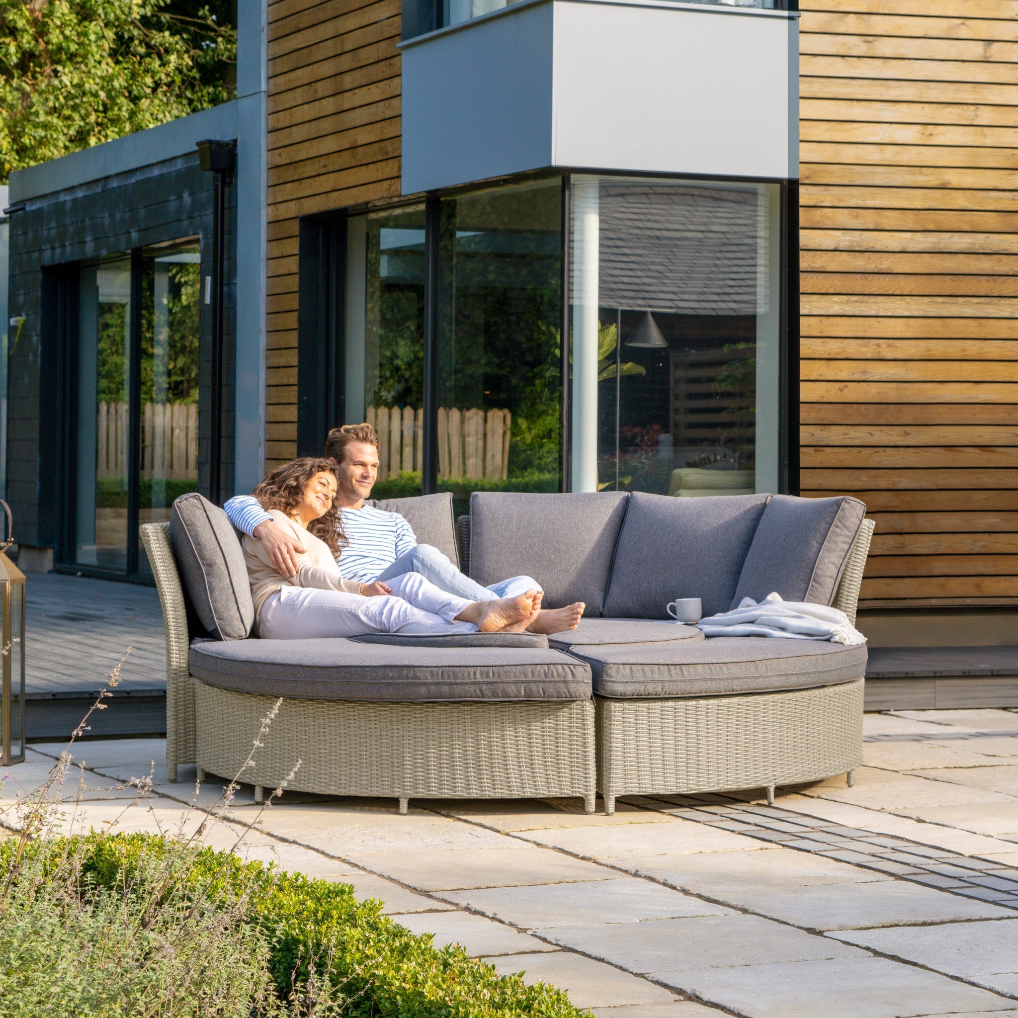 Bermuda Daybed Dining Set with Ceramic Top in Stone Grey
