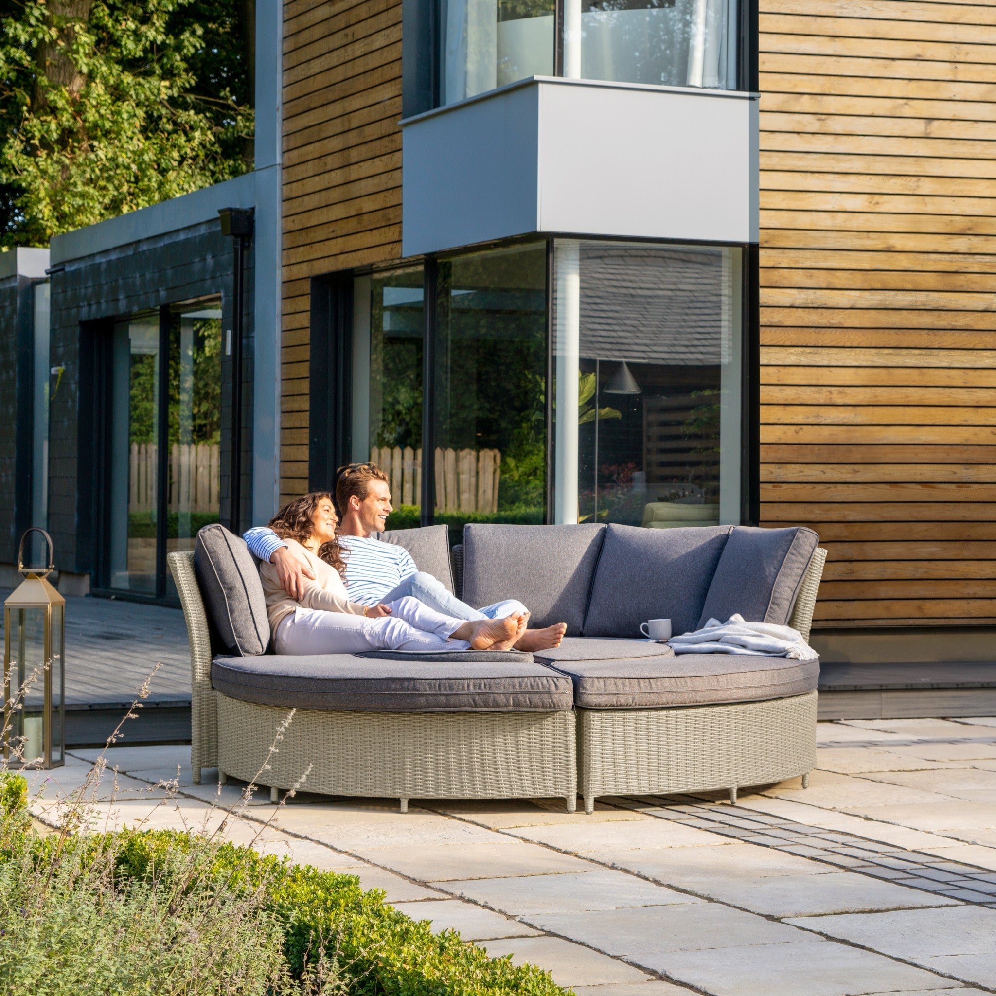 Bermuda Daybed Dining Set with Ceramic Top in Stone Grey