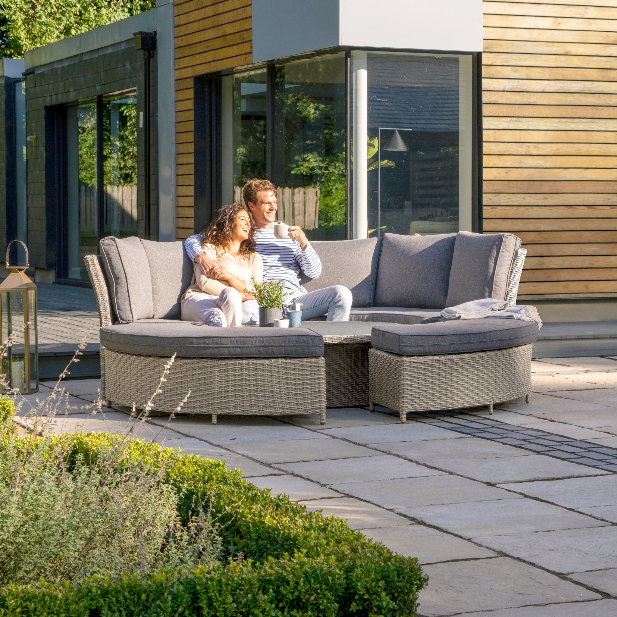 Bermuda Daybed Dining Set with Ceramic Top in Stone Grey
