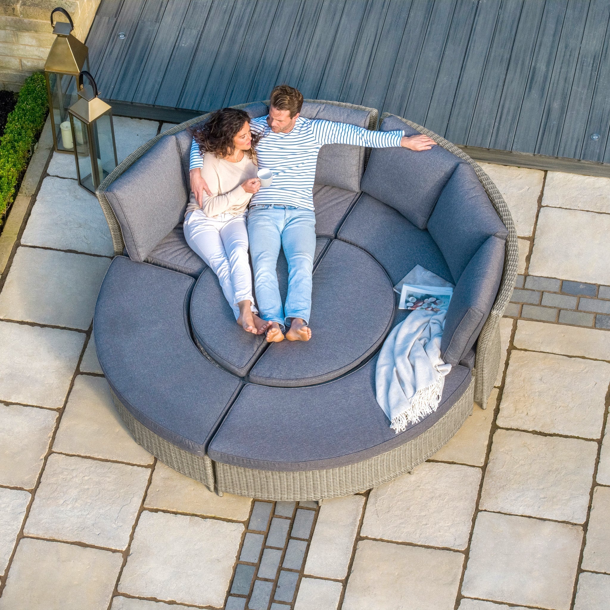 Bermuda Daybed Dining Set with Ceramic Top in Stone Grey