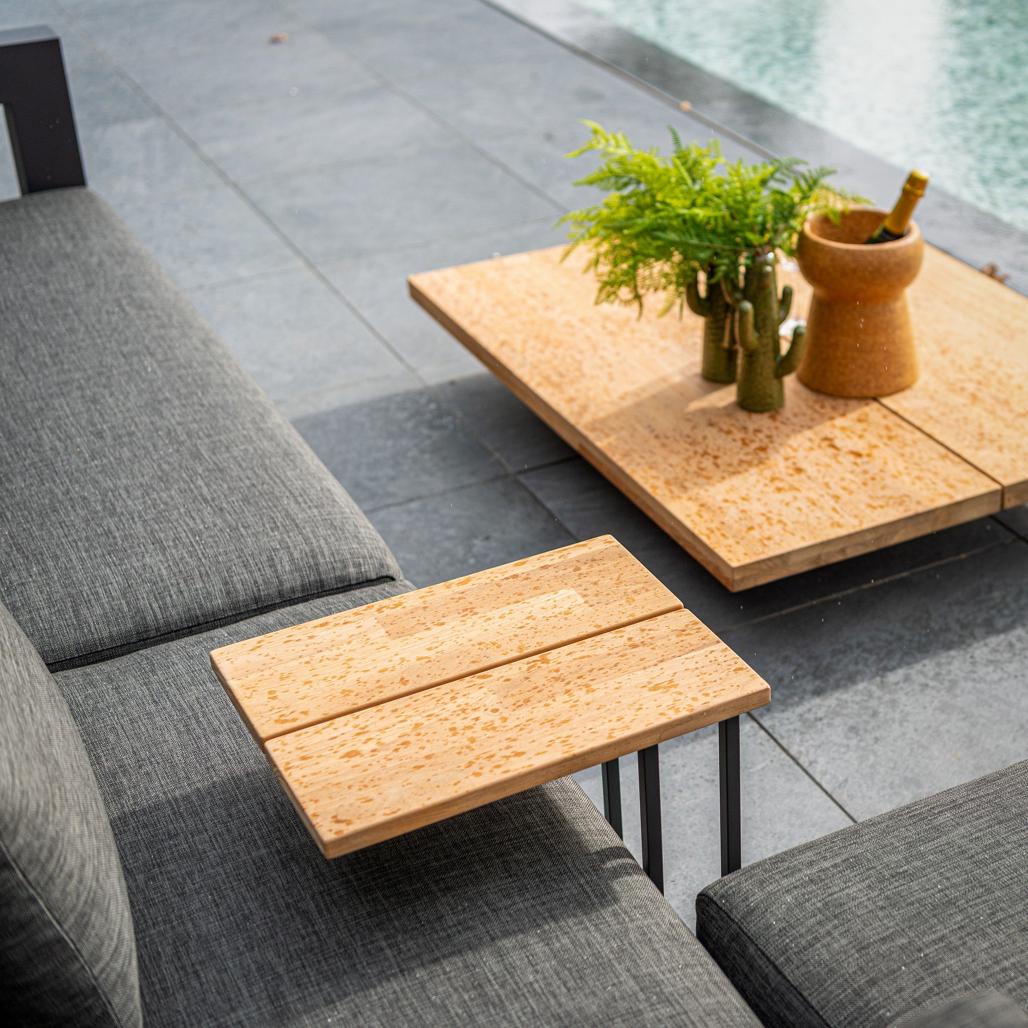 Metropolitan Right Hand Corner Group Set with Teak Table in Anthracite