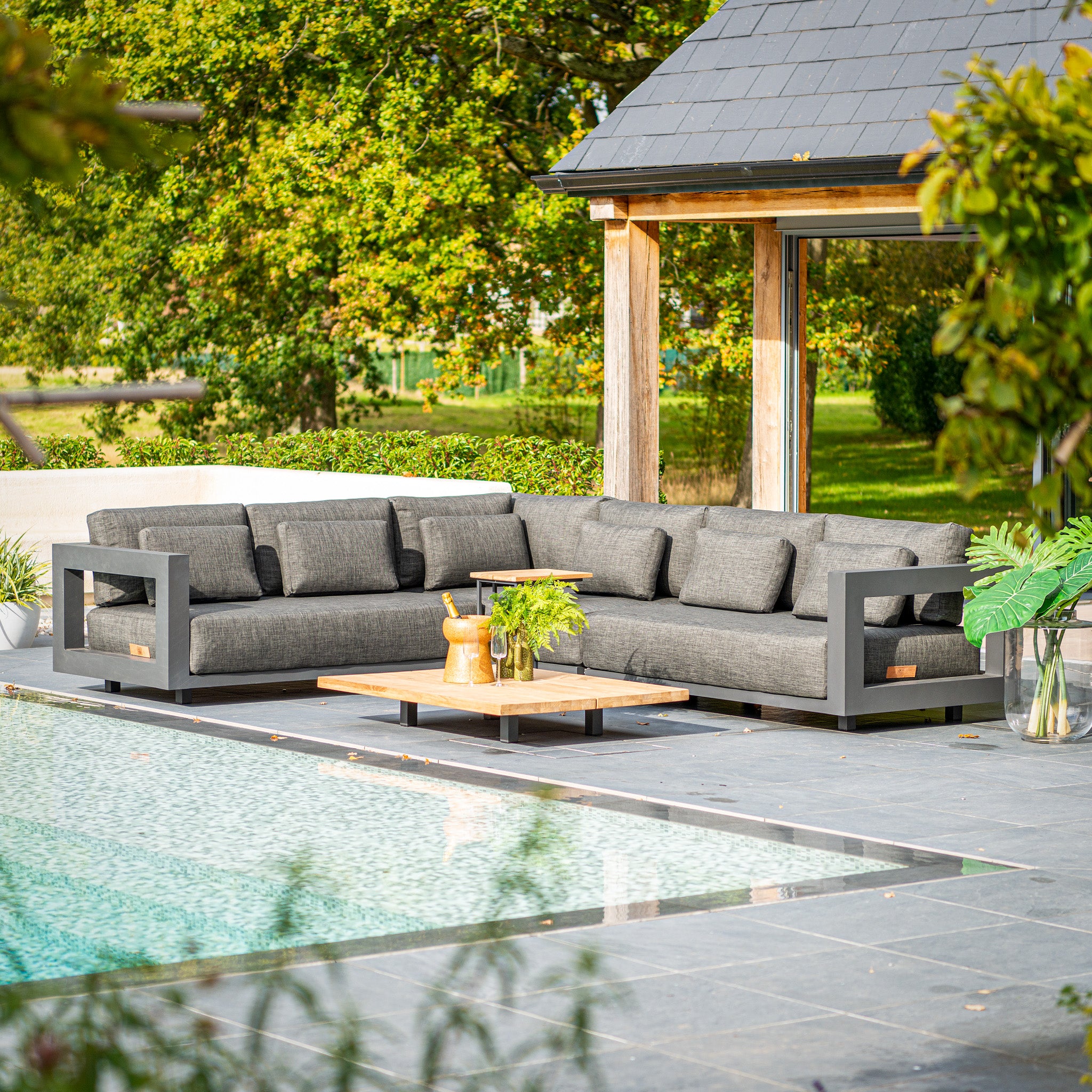 Metropolitan Right Hand Corner Group Set with Teak Table in Anthracite