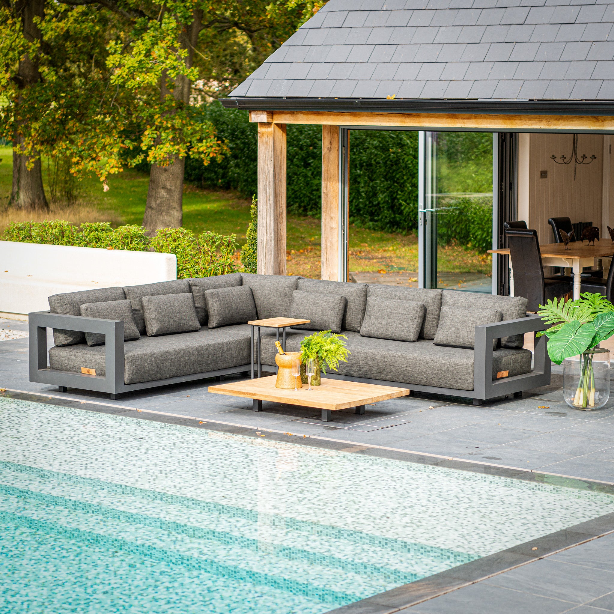 Metropolitan Right Hand Corner Group Set with Teak Table in Anthracite